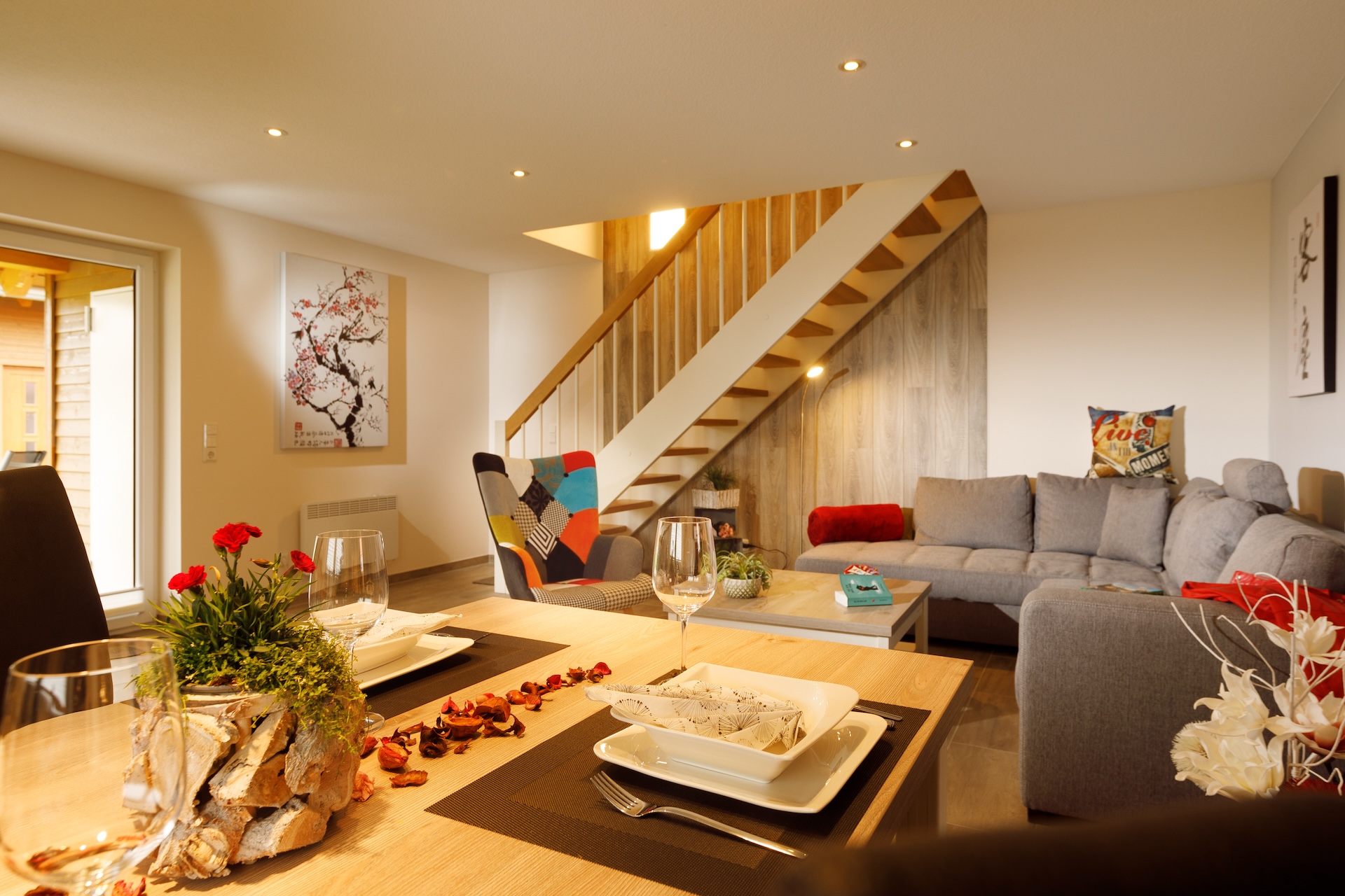 Premiumhaus Beispielbild - Essbereich mit Blick zur Couch
